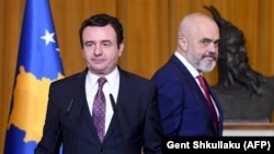 Albanski premijer Edi Rama (desno) i kosovski premijer Aljbin Kurti prisustvuju konferenciji za novinare u Tirani, 11. februara 2020.