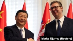 Лідер Китаю Сі Цзіньпін потискає руку президенту Сербії Александару Вучичу в Палаці Сербії під час зустрічі в рамках дводенного державного візиту президента Китаю до Белграда, Сербія, 8 травня 2024 року