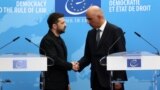Ukrainanyň prezidenti Wolodymyr Zelenski (çepde) we Ýewropa Geňeşiniň baş sekretary Alen Berse