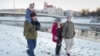 Jurnalistul Andrei Kuzneciuc (stânga) de la serviciul belarus al RFE/RL petrece timp cu familia sa în Vilnius, după eliberarea sa din închisoare în Belarus. 