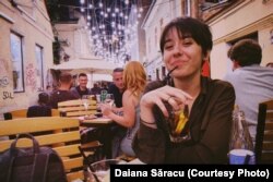Daiana a terminat Dreptul la Cluj, iar acum e în anul II la Psihologie. „Aceasta e ce mi-am dorit mereu să fac, dar nu am avut tragere de inimă și încredere de la început pentru că auzeam în jurul meu că nu prea ai ce sa faci cu psihologia”.