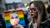 A Pride-ot ellehetetlenítő, a gyülekezési szabadság szélesebb körű korlátozását lehetővé tevő törvény ellen tüntettek Budapesten 2025. március 25-én 