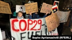 Activista de mediu suedeză Greta Thunberg (stânga) protestează la Tbilisi pe 11 noiembrie împotriva COP 29 care are loc la Baku, în Azerbaidjan.