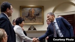 АКШ президенти Барак Обама Кыргызстандын президенти Роза Отунбаева менен жолугушууда, Вашингтон, 2011-жылдын 7-марты.
