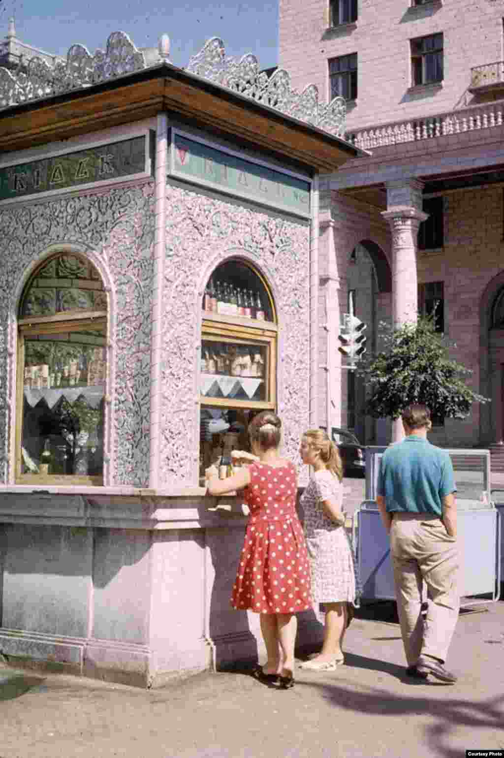 Kiosk broj 125 u Kijevu, gdje se mogao kupiti alkohol i cigarete. Kiosk je i danas na istom mjestu, samo je promijenio izgled.