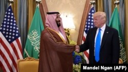 واشنګټن: د امریکا ولسمشر ډونالډ ټرمپ او د سعودي ځایناستی شهزاده او دفاع وزیر محمد بن سلمان په سپینه ماڼۍ کې. د ۲۰۱۷زکال ۱۴م مارچ 